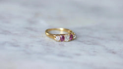 Bague Jarretière Diamants et Rubis sur Or jaune - Castafiore