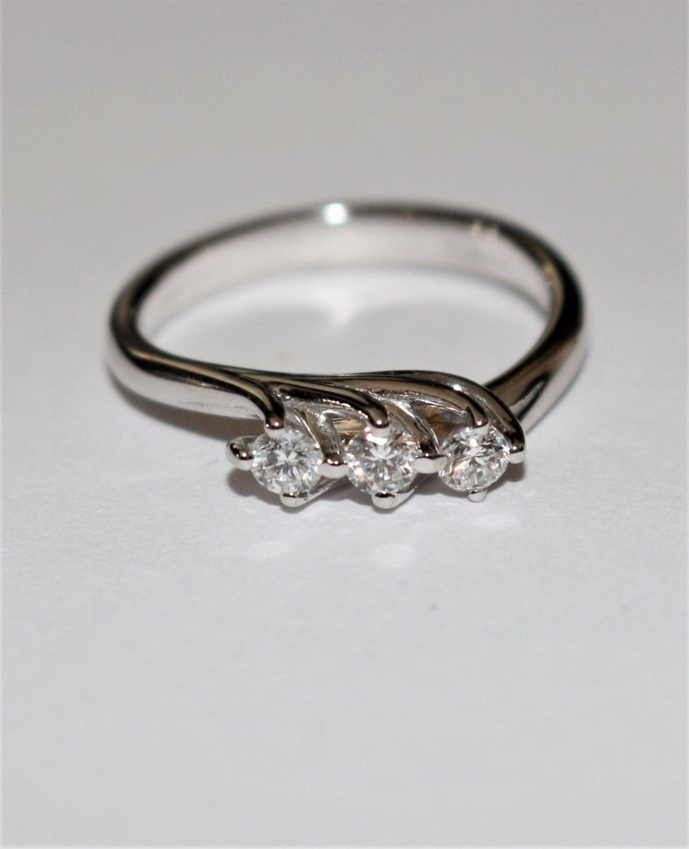 Bague Jarretière en or blanc et diamants - Castafiore