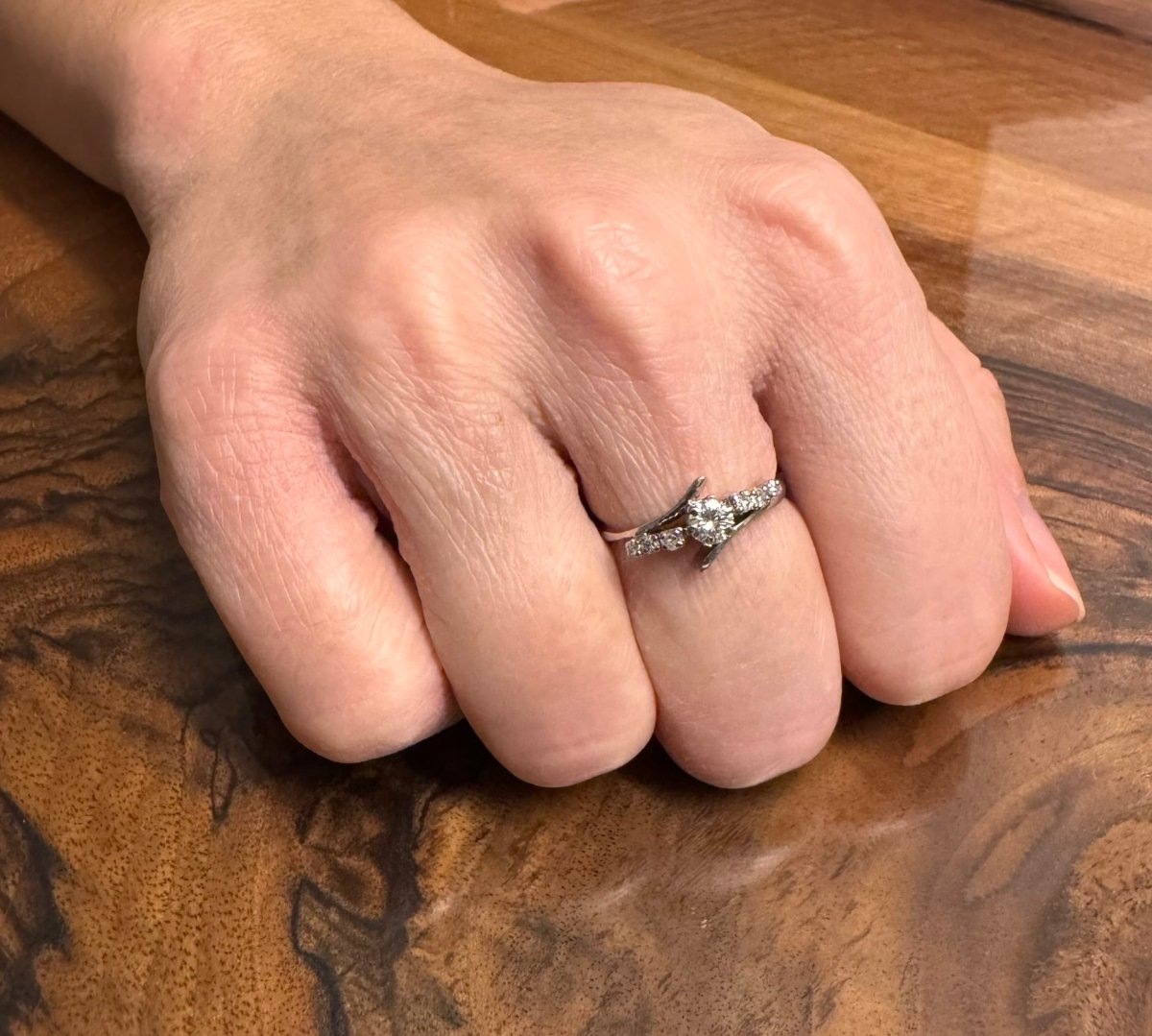 Bague Jarretière en or blanc et diamants - Castafiore