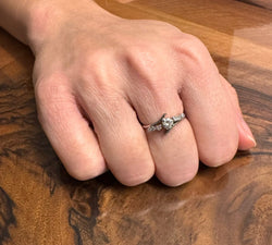 Bague Jarretière en or blanc et diamants - Castafiore