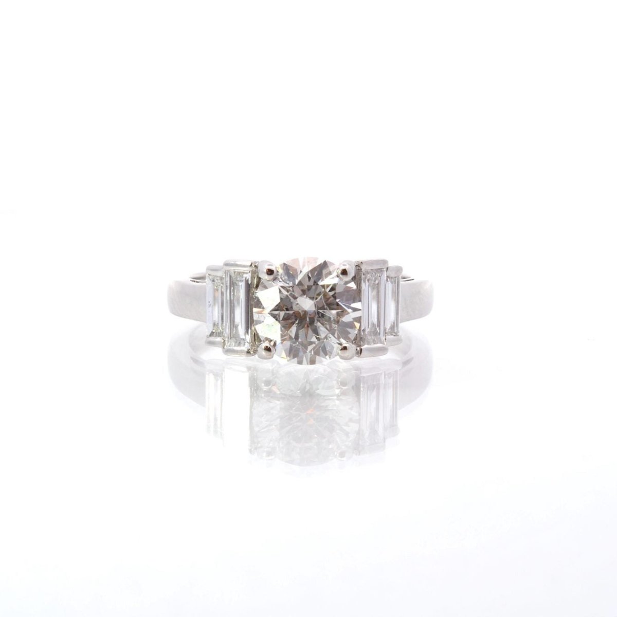 Bague Jarretière en or blanc et diamants - Castafiore