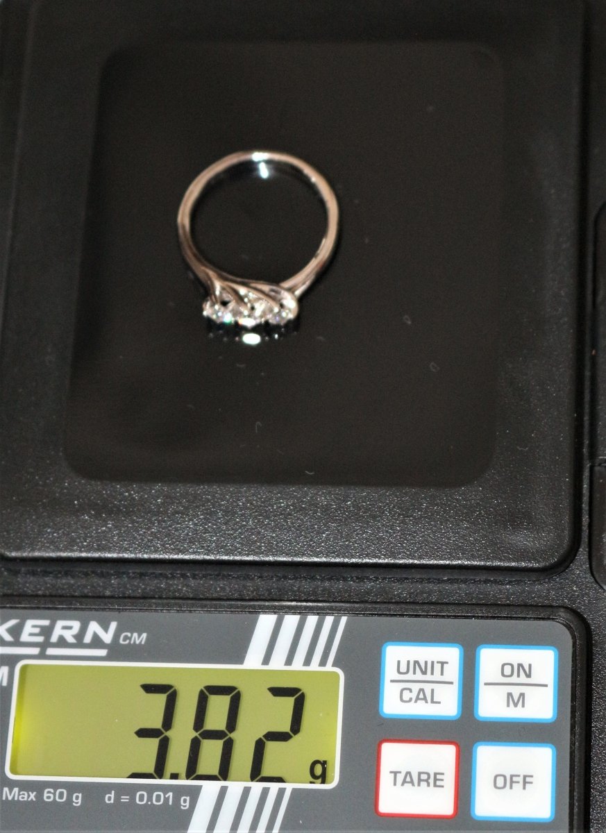 Bague Jarretière en or blanc et diamants - Castafiore