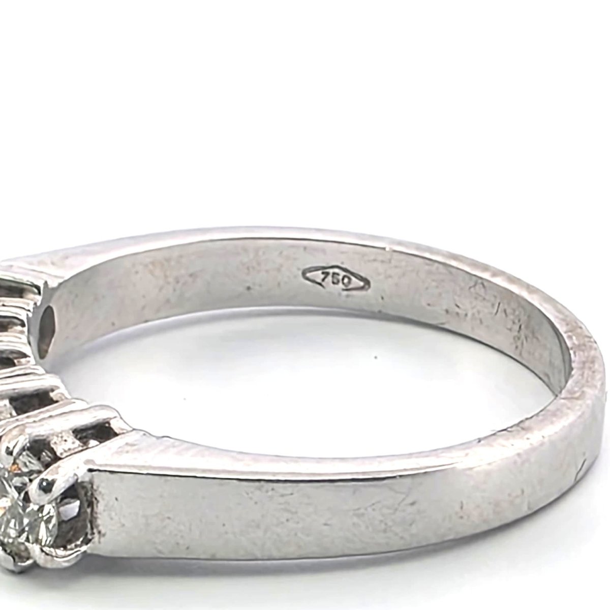 Bague Jarretière en or blanc et diamants - Castafiore