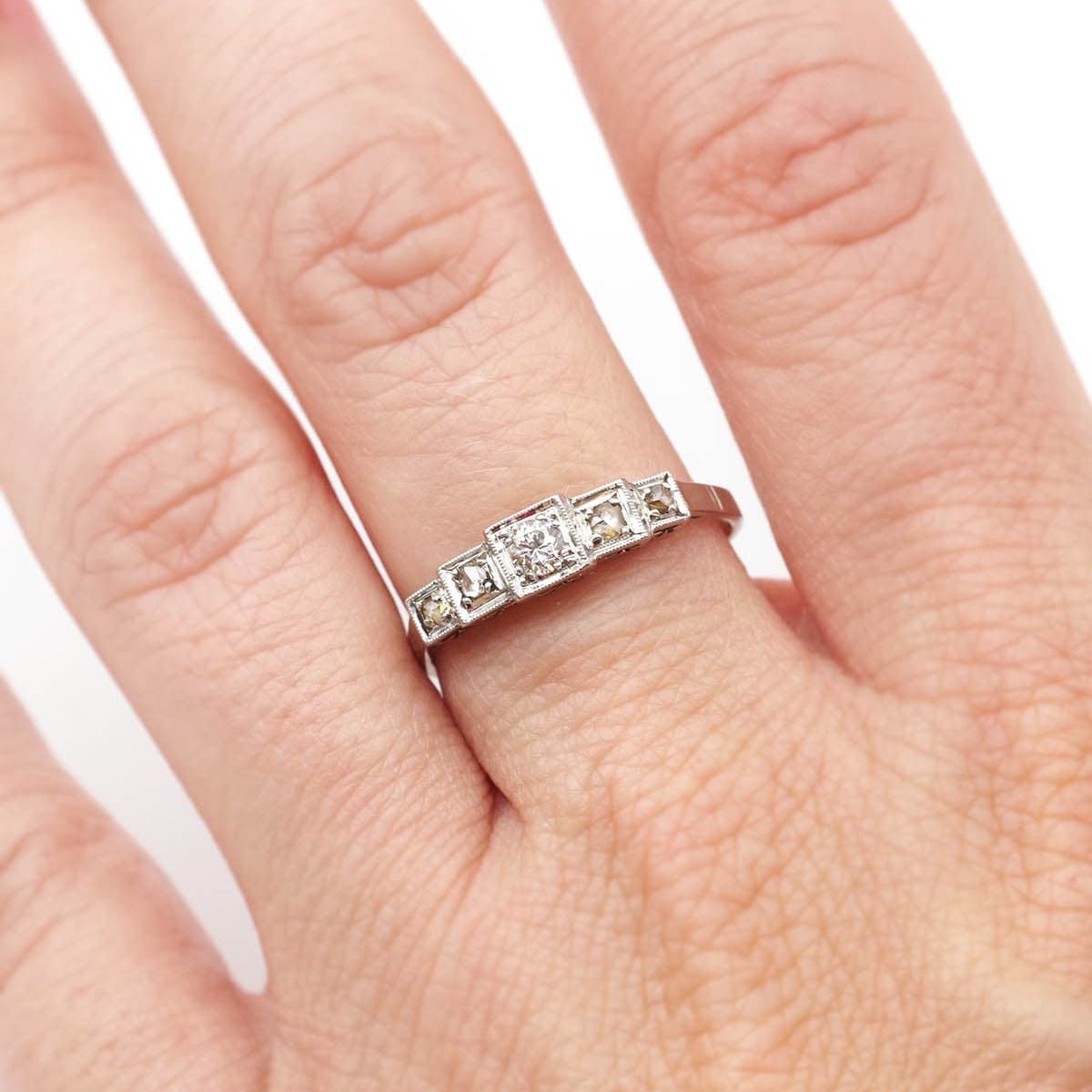 Bague Jarretière en or blanc, platine et diamants - Castafiore