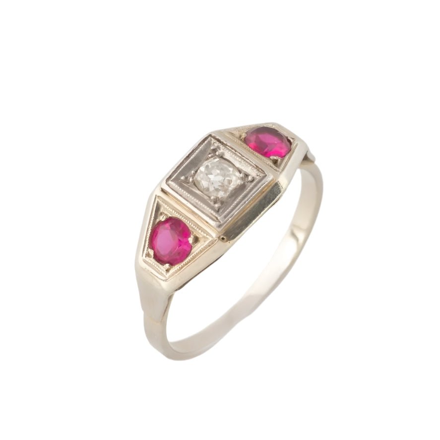 Bague Jarretière en or blanc, platine, rubis et diamants - Castafiore
