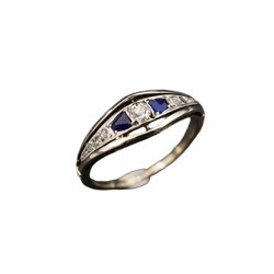 Bague Jarretière en or blanc, platine, saphirs et diamants - Castafiore