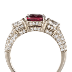 Bague Jarretière en or blanc, rubis et diamants - Castafiore