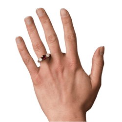 Bague Jarretière en or blanc, rubis et diamants - Castafiore