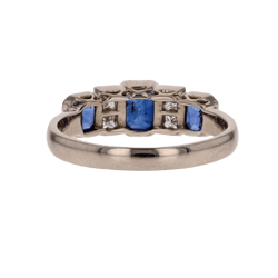 Bague Jarretière en or blanc, saphirs et diamants - Castafiore