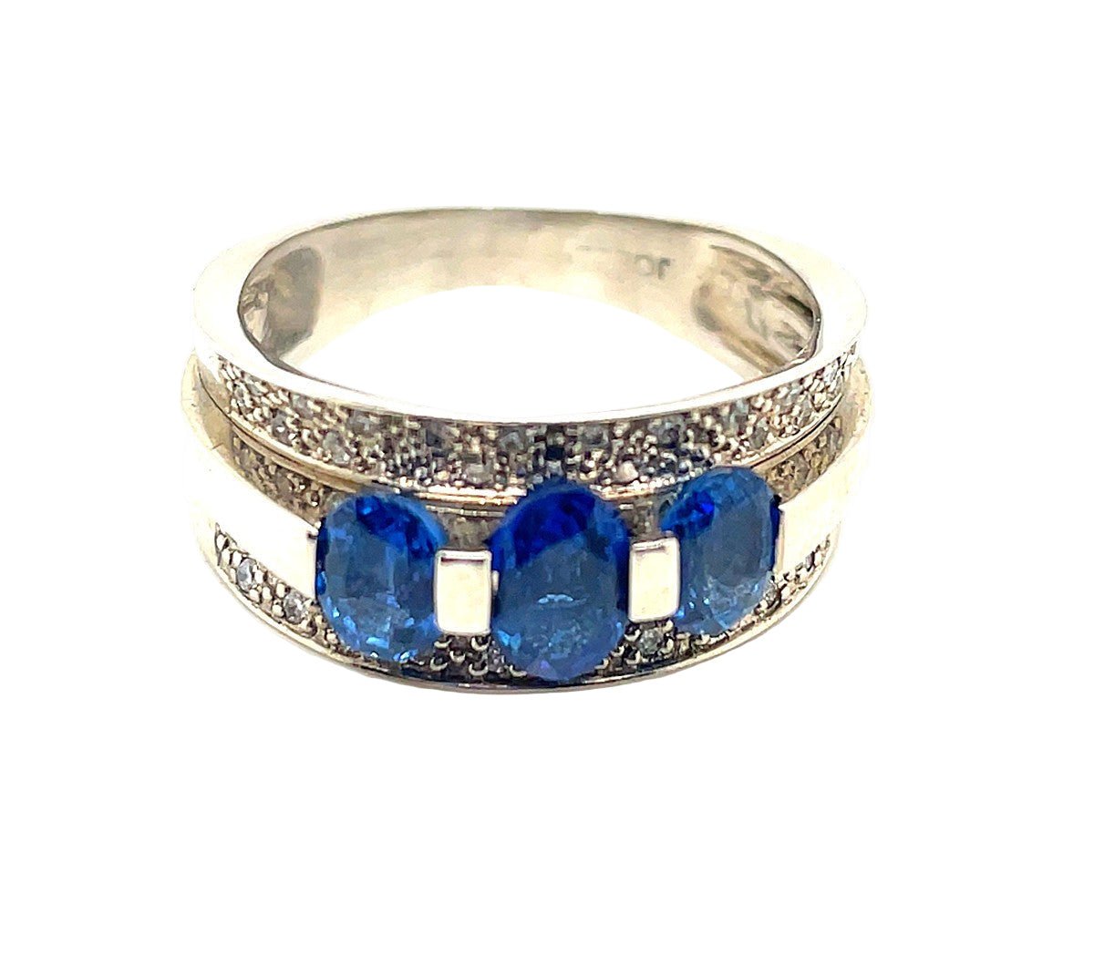 Bague Jarretière en or blanc, saphirs, et diamants - Castafiore