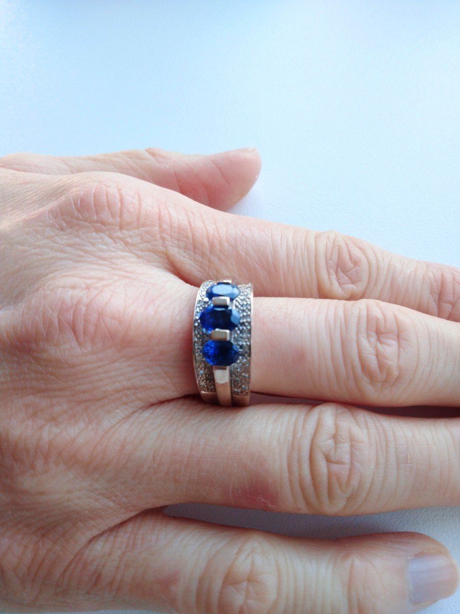 Bague Jarretière en or blanc, saphirs, et diamants - Castafiore