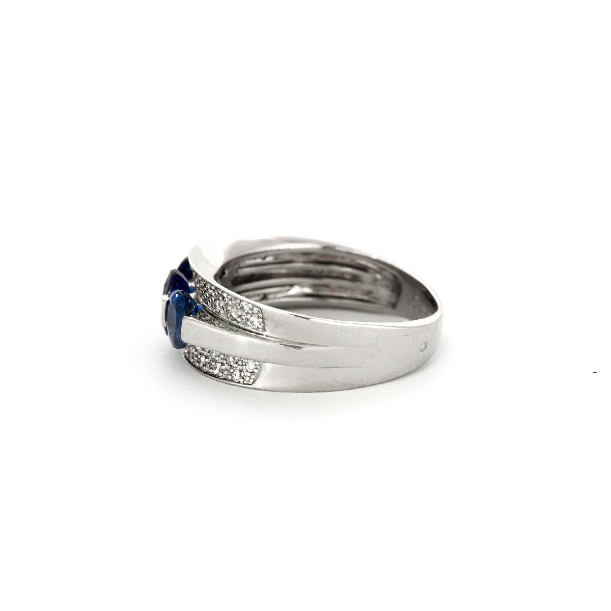 Bague Jarretière en or blanc, saphirs, et diamants - Castafiore