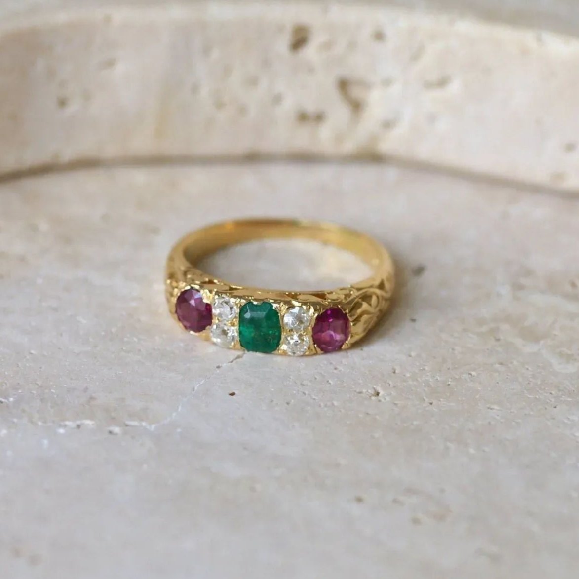 Bague Jarretière en or jaune, émeraude, rubis et diamants - Castafiore