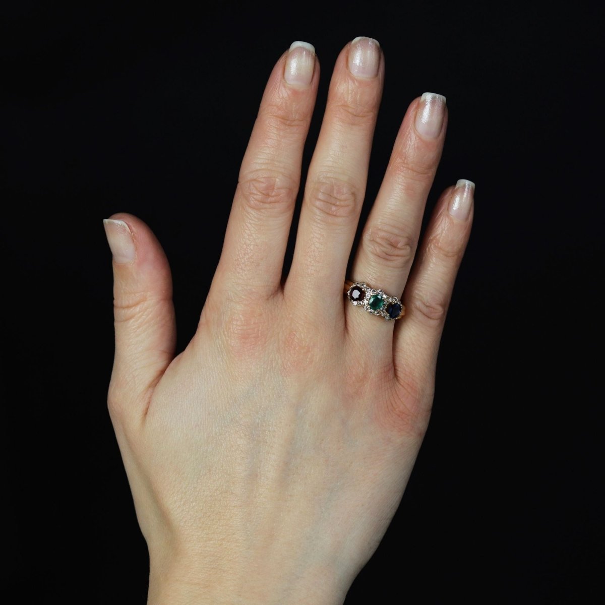 Bague Jarretière en or jaune, émeraude, saphir, rubis et diamants - Castafiore