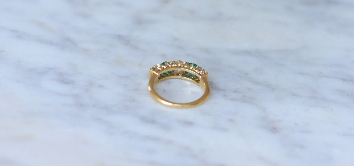 Bague Jarretière en or jaune, émeraudes et diamants - Castafiore