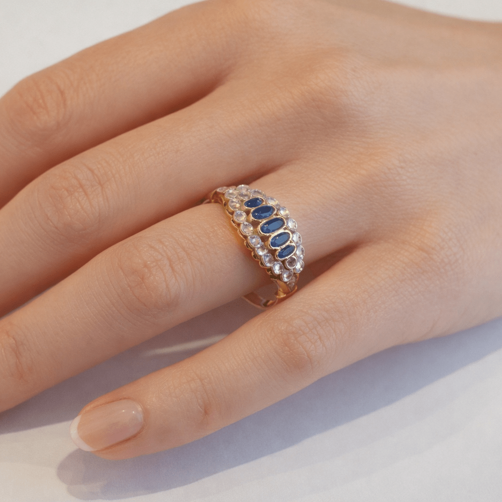 Bague Jarretière en or jaune, or blanc, saphirs et diamants - Castafiore