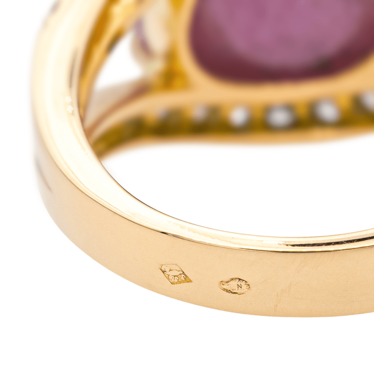 Bague Jarretière en or jaune, rubis et diamants - Castafiore