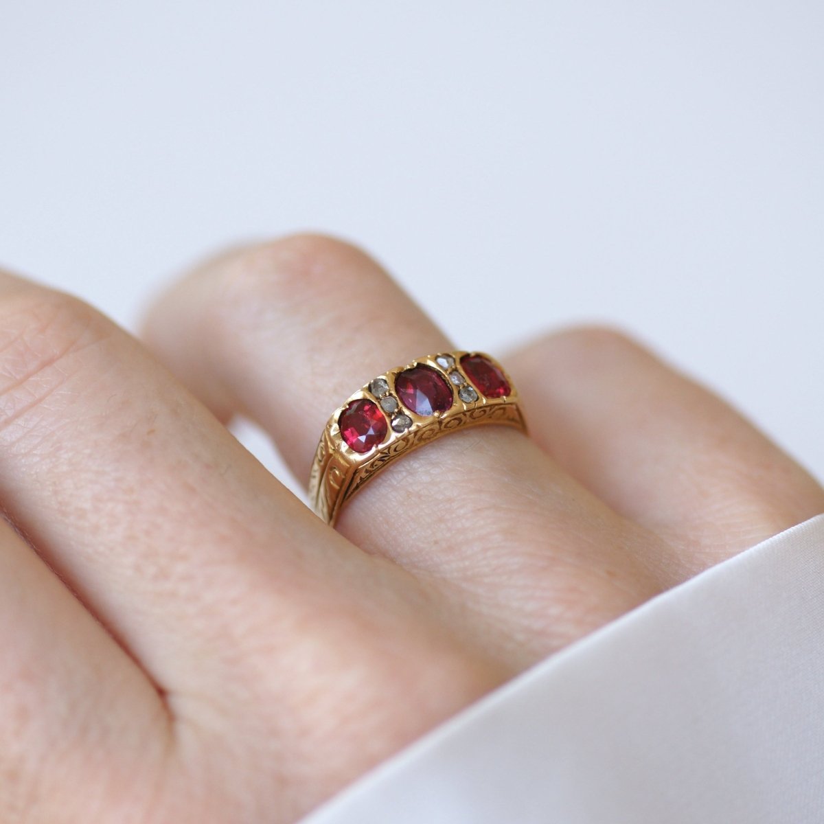 Bague Jarretière en or jaune, rubis, spinelles et diamants - Castafiore