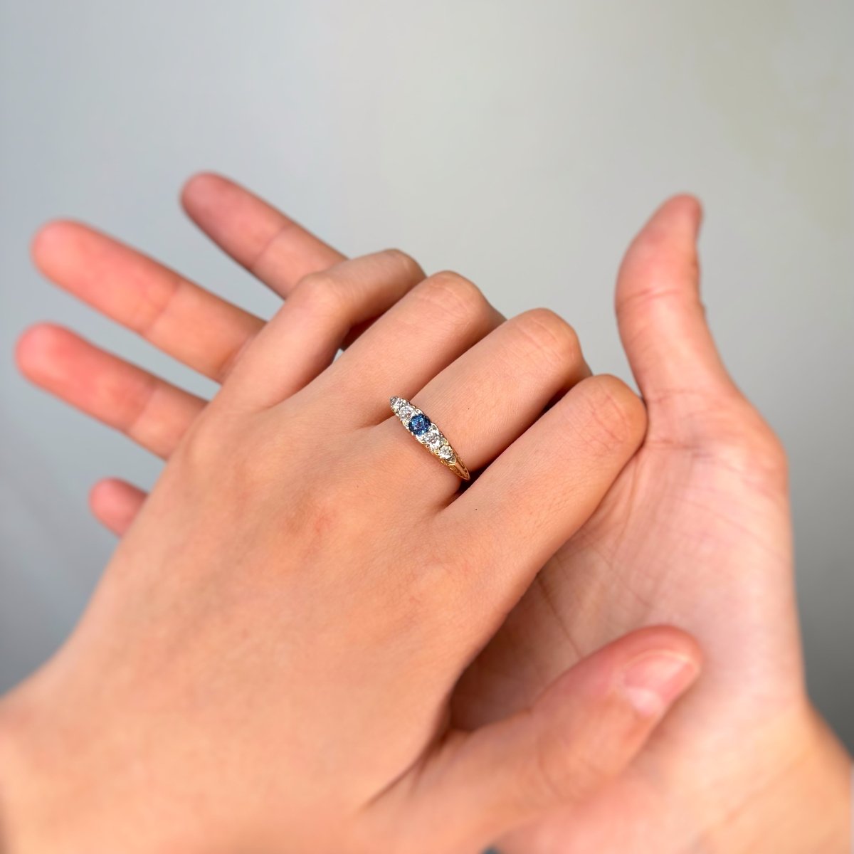Bague Jarretière en or jaune, saphir, et diamants - Castafiore