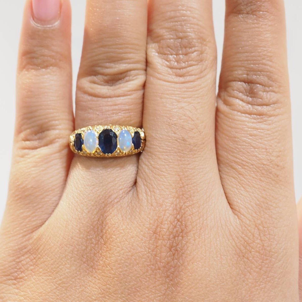 Bague Jarretière en or jaune, saphirs et pierres de lune - Castafiore