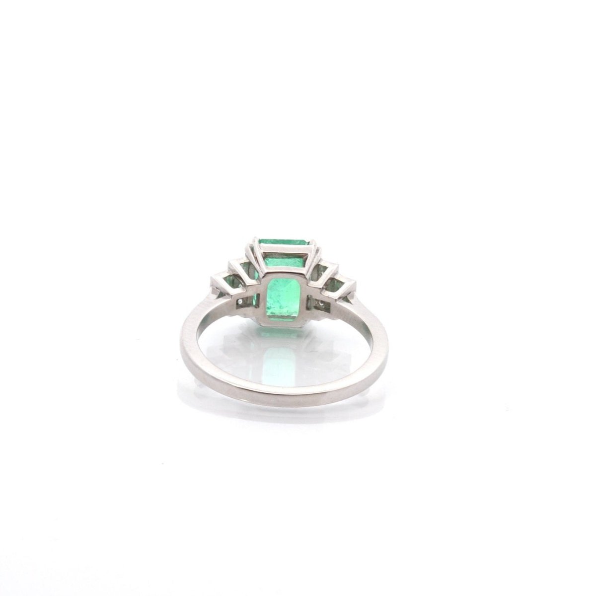 Bague Jarretière en platine, émeraude et diamants - Castafiore