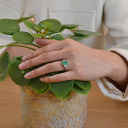 Bague Jarretière en platine, émeraude et diamants - Castafiore