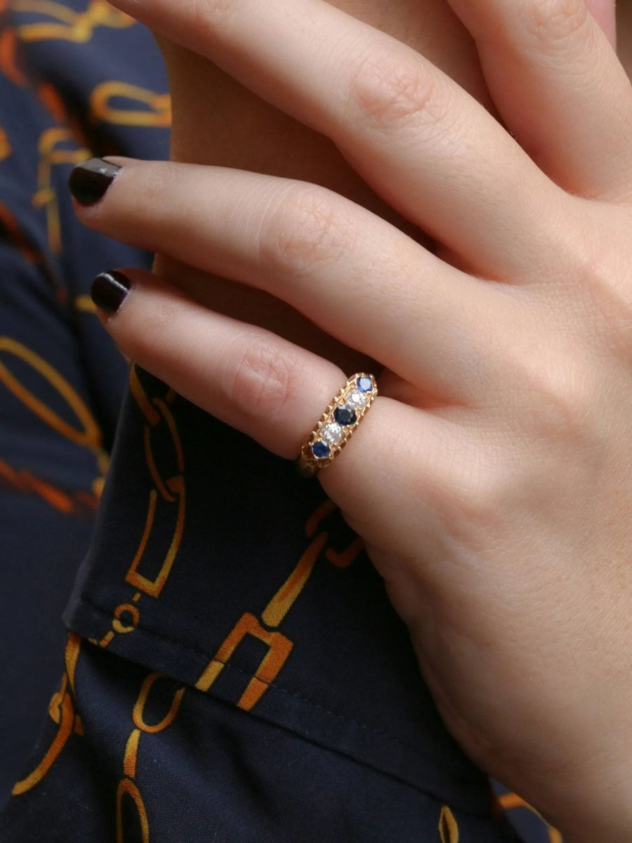 Bague jarretière or jaune saphirs diamants taille ancienne - Castafiore