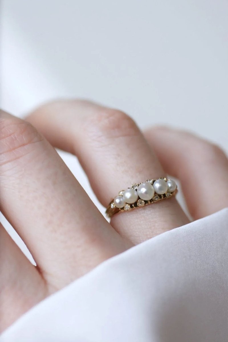 Bague jarretière perles et diamants - Castafiore