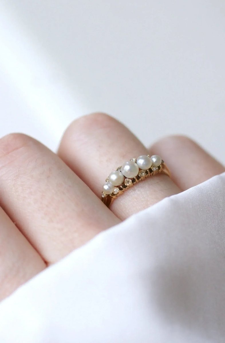 Bague jarretière perles et diamants - Castafiore