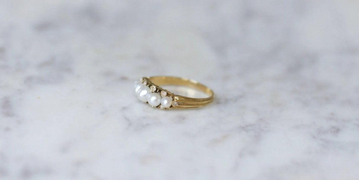 Bague jarretière perles et diamants - Castafiore