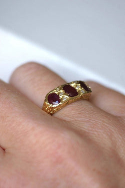 Bague jarretière rubis birmans et diamants - Castafiore