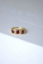 Bague jarretière rubis birmans et diamants - Castafiore