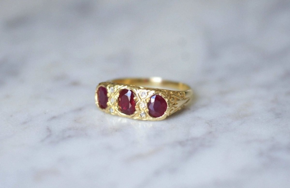 Bague jarretière rubis birmans et diamants - Castafiore