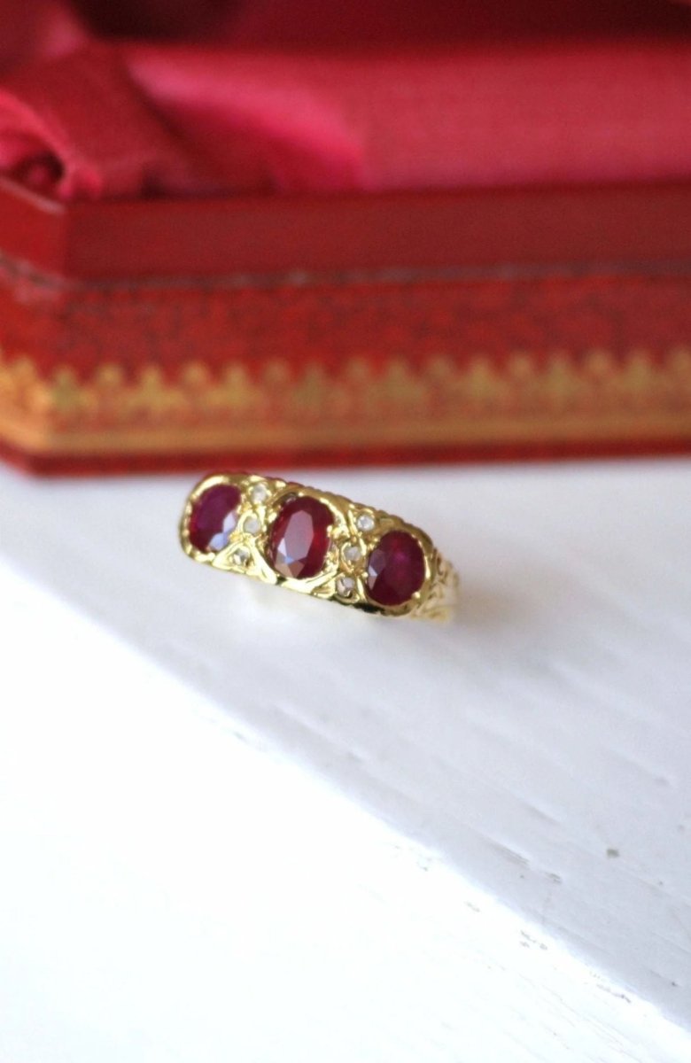 Bague jarretière rubis birmans et diamants - Castafiore