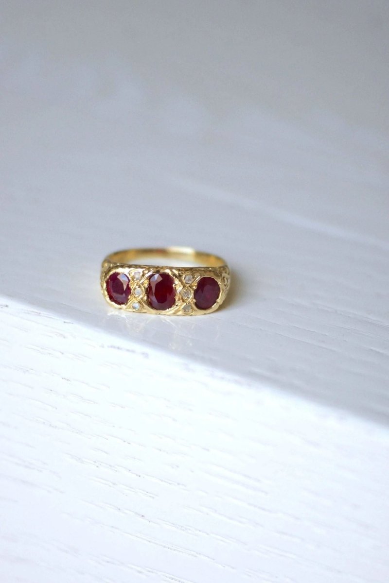 Bague jarretière rubis birmans et diamants - Castafiore