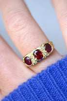 Bague jarretière rubis birmans et diamants - Castafiore