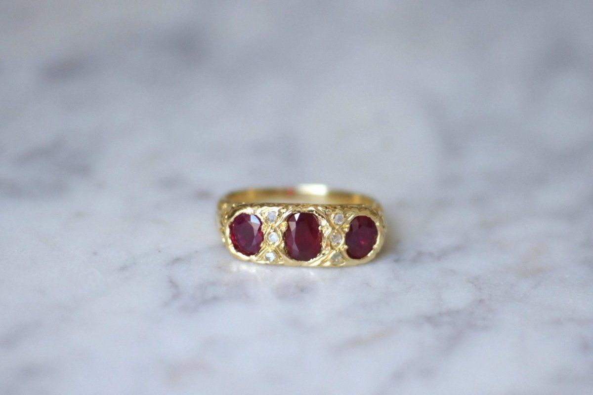 Bague jarretière rubis birmans et diamants - Castafiore