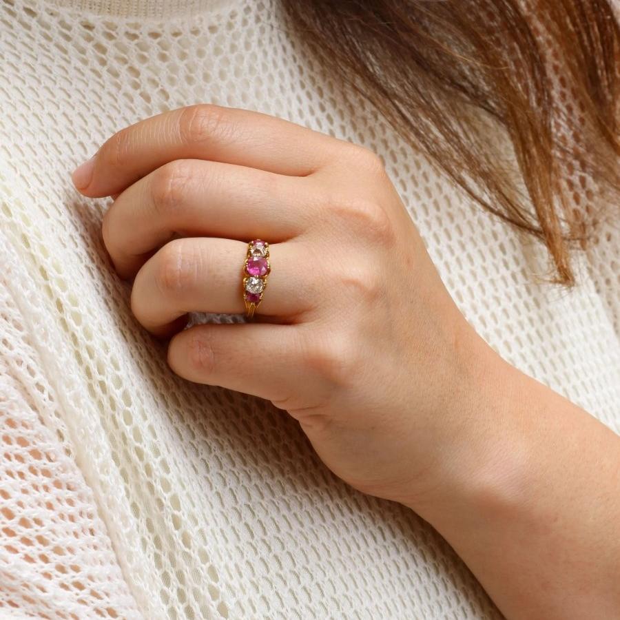 Bague jarretière saphirs roses diamants taille ancienne - Castafiore