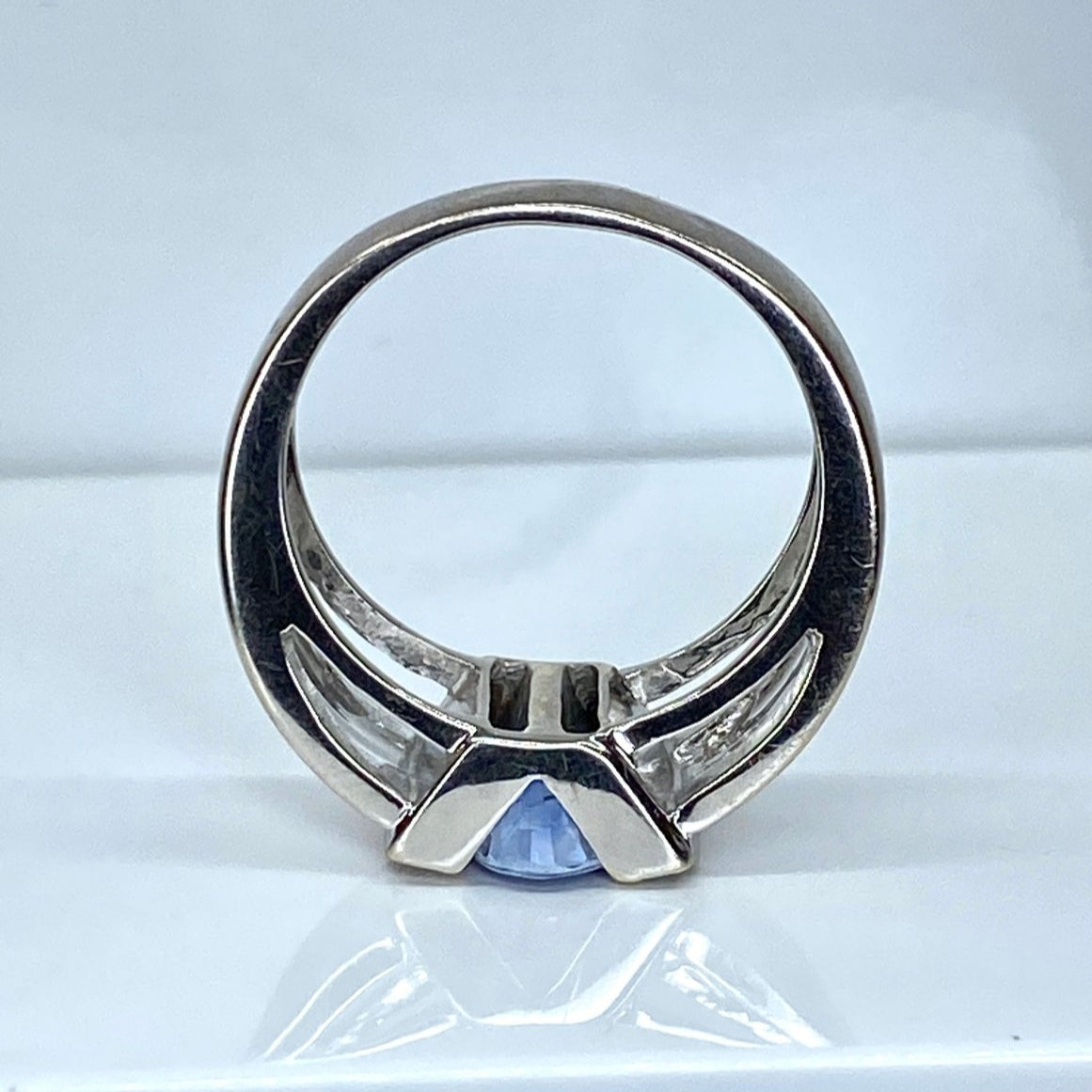 Bague jonc en or blanc 18 carats, saphir et diamants - Castafiore