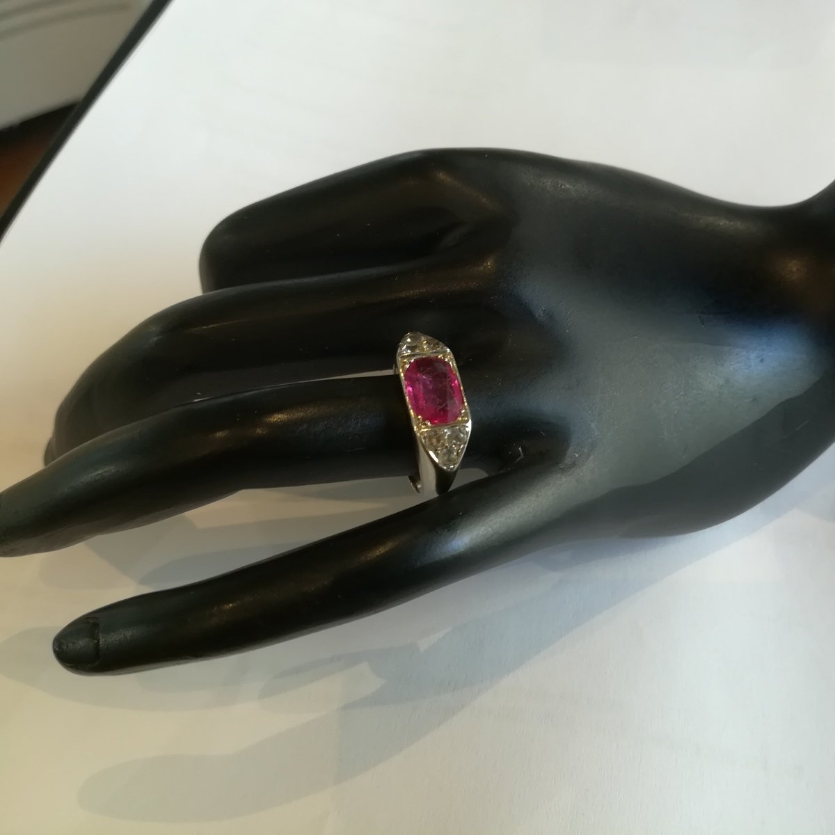 Bague jonc en or blanc et pierre rouge, Art Déco - Castafiore