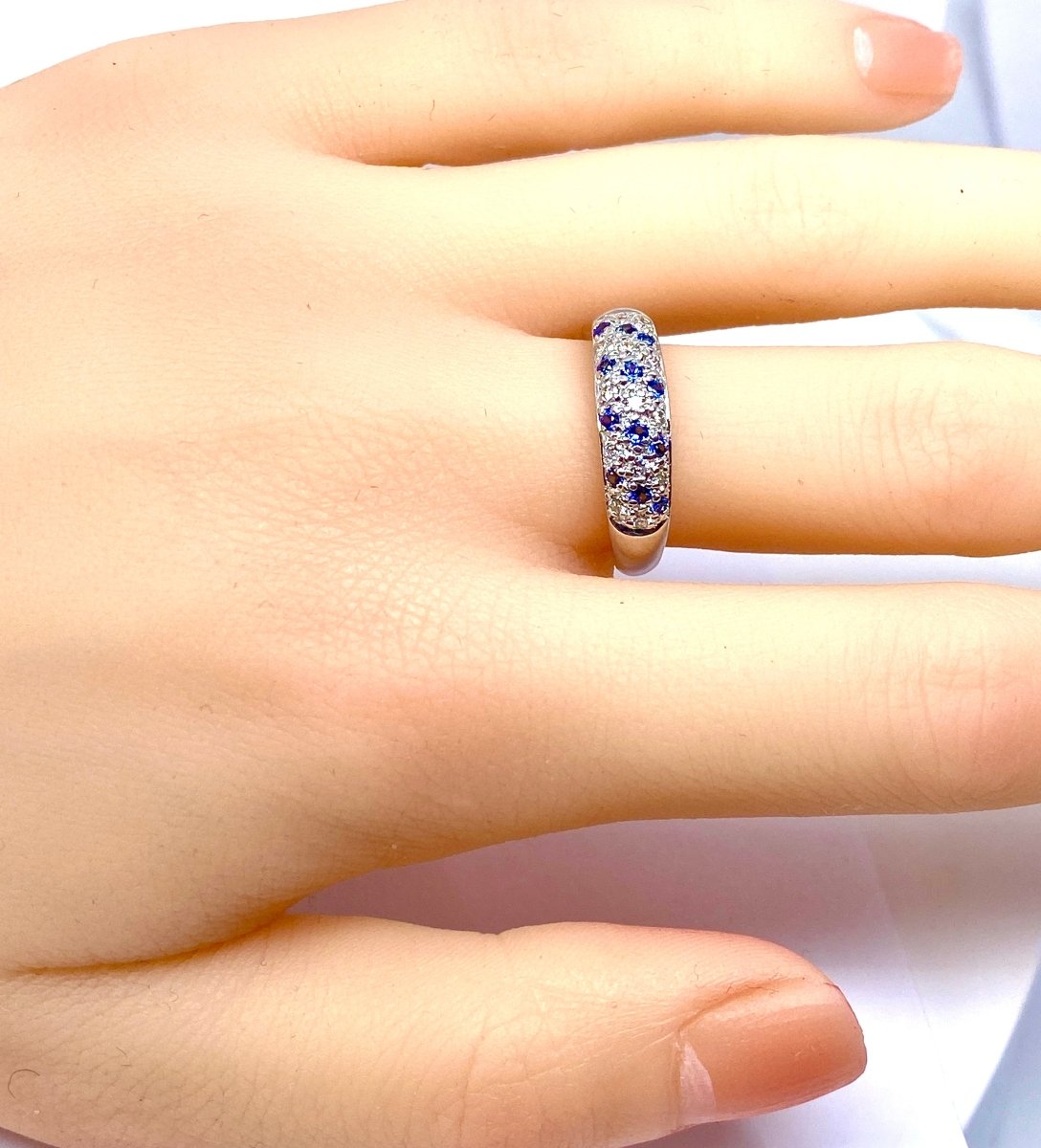 Bague jonc en or blanc , saphirs et diamants - Castafiore