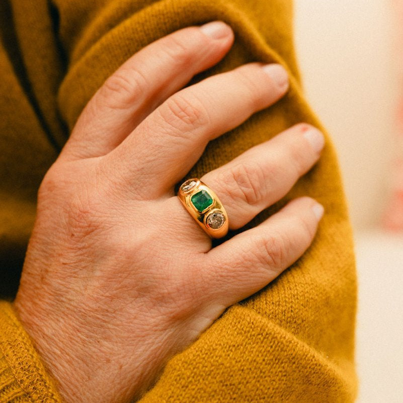 Bague Jonc en or jaune, émeraude et diamants - Castafiore