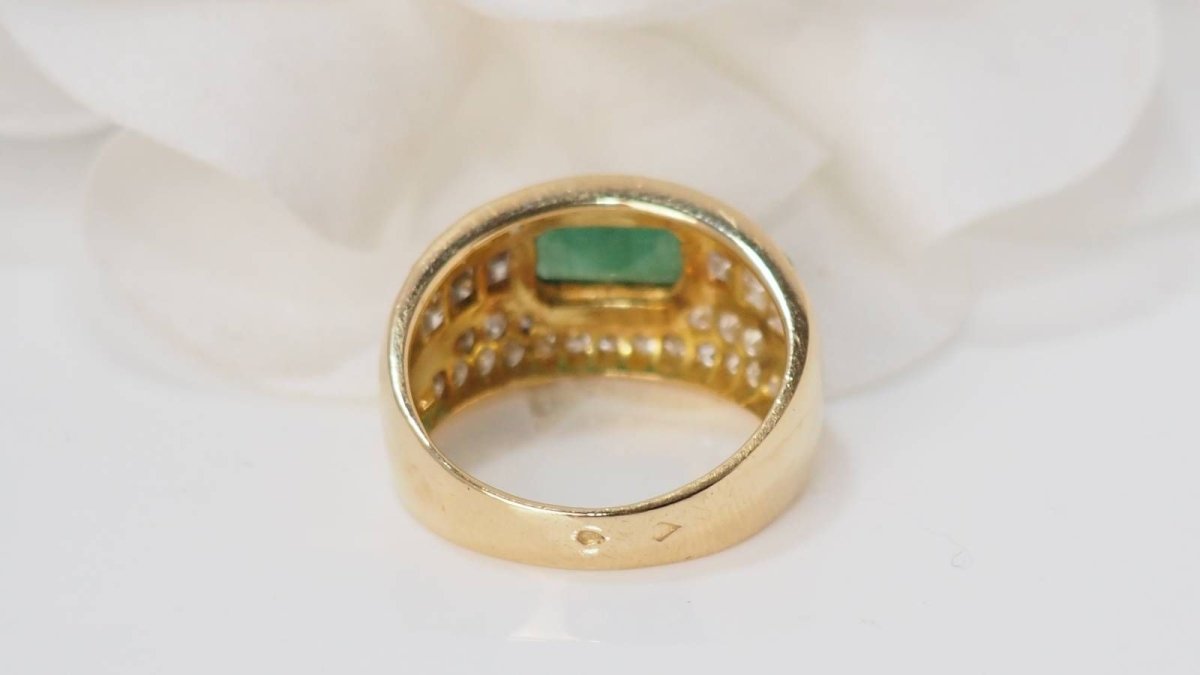Bague Jonc en or jaune, émeraude et diamants