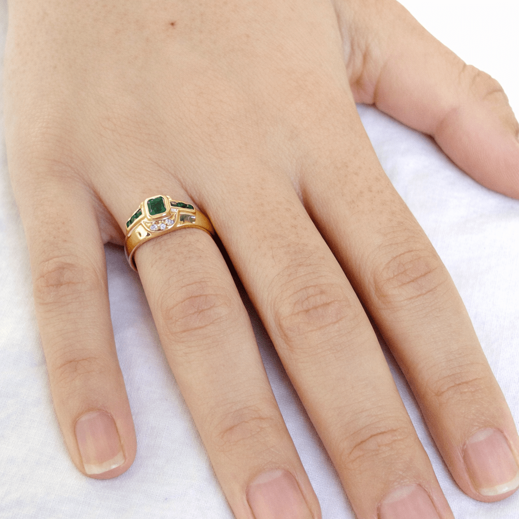 Bague Jonc en or jaune, émeraudes et diamants - Castafiore