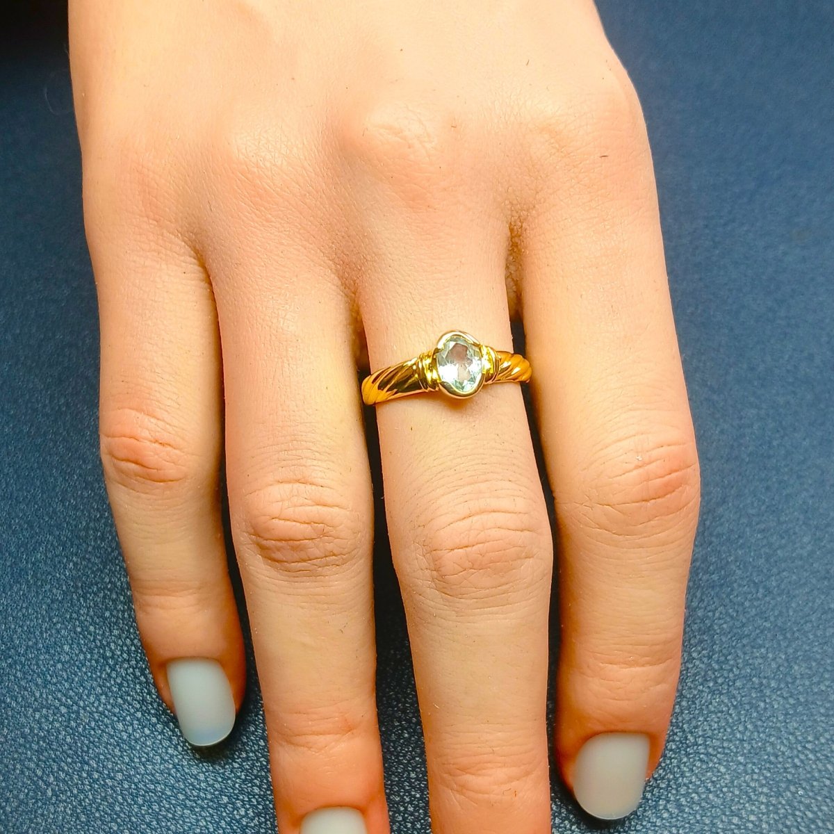 Bague Jonc en or jaune et aigue - marine - Castafiore