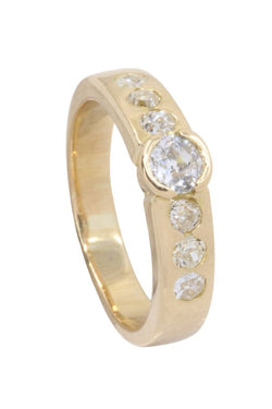 Bague jonc en or jaune et diamants - Castafiore