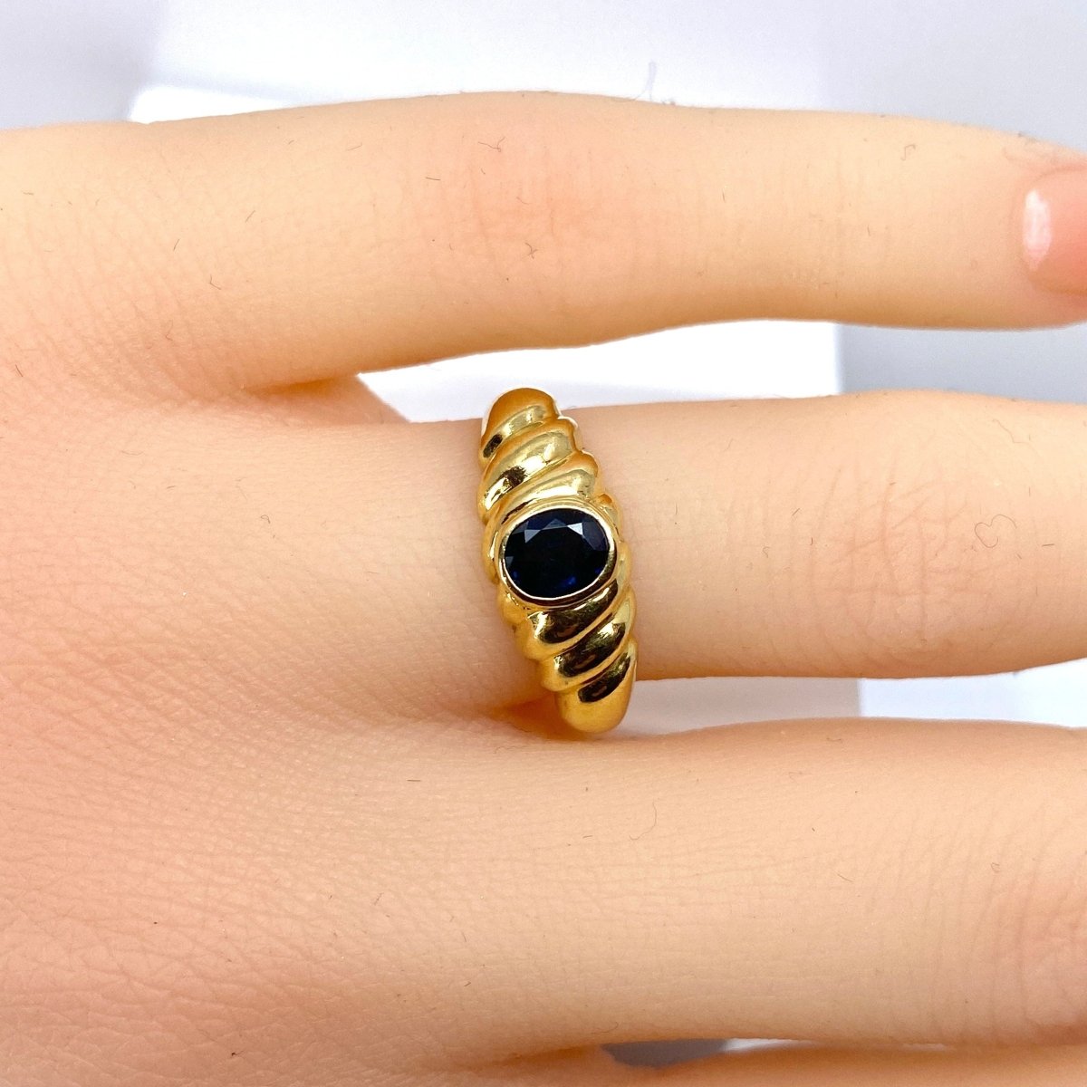 Bague Jonc en or jaune et saphir - Castafiore