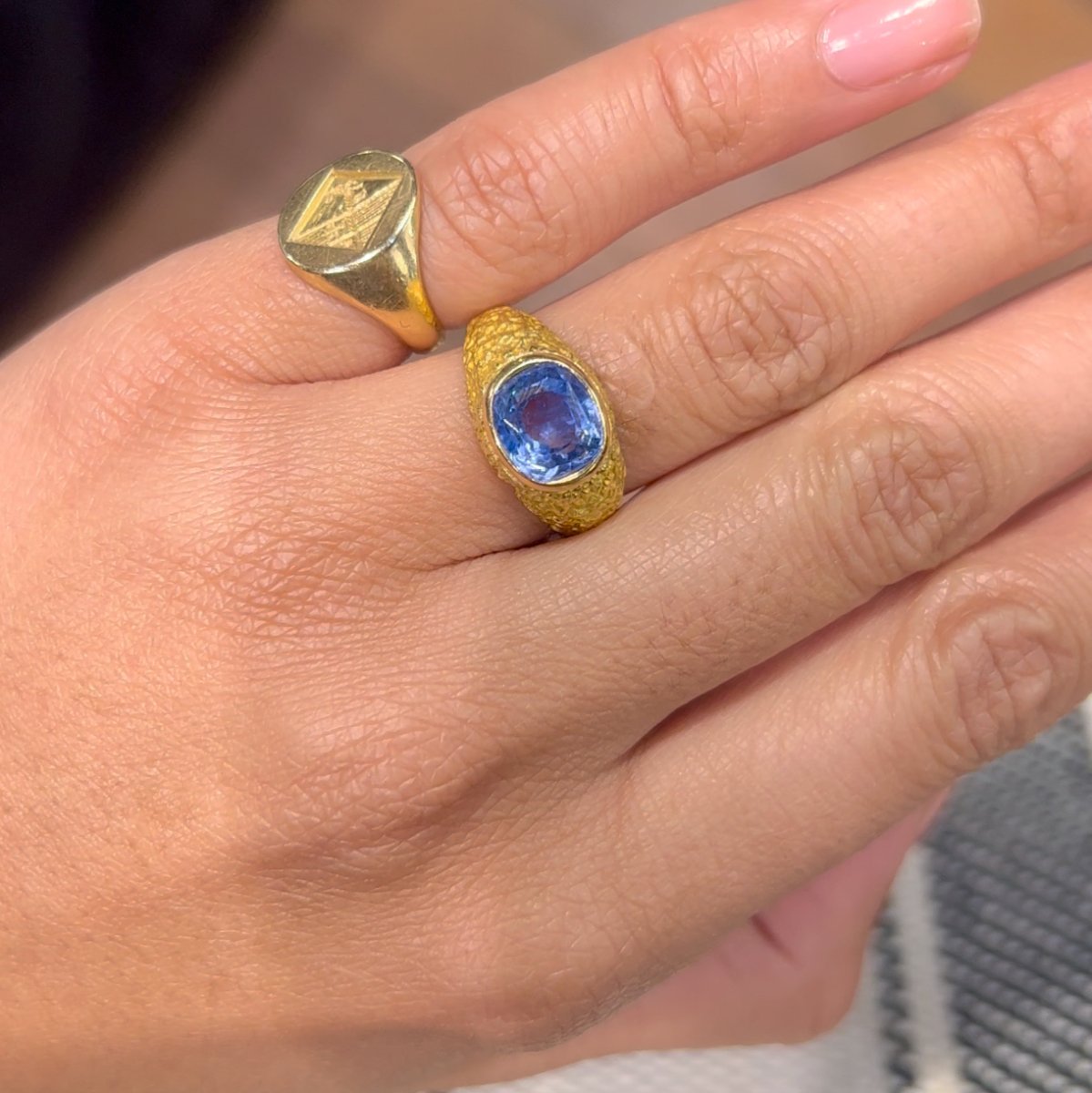 Bague Jonc en or jaune ornée d'un saphir Ceylan - Castafiore