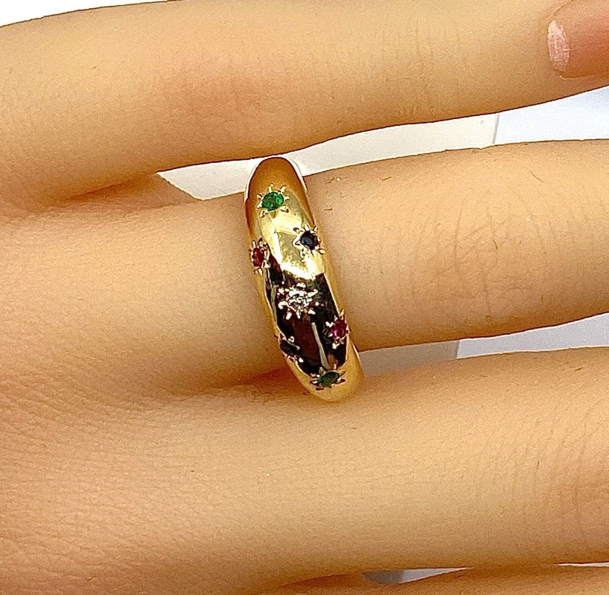 Bague Jonc en or jaune, rubis, émeraudes, saphirs et diamant - Castafiore