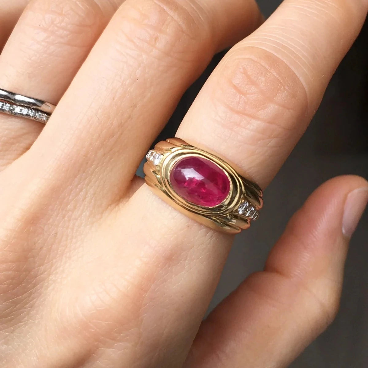 Bague Jonc en or jaune, rubis et diamants - Castafiore